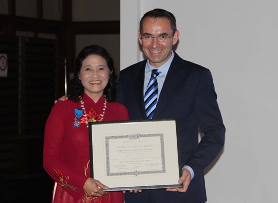 Deux intellectuels vietnamiens reçoivent des insignes de Chevalier de l’Ordre national du Mérite